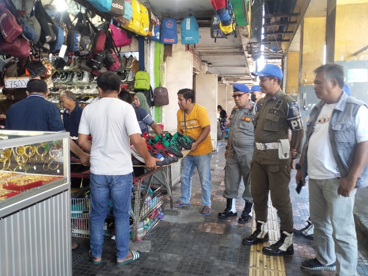 Patroli penertiban PKL diwilayah Pusat Kota (Pasar 45)